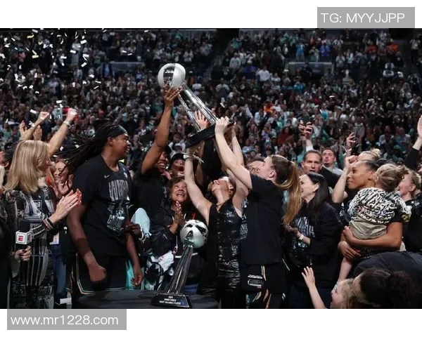 纽约自由人与太阳的激烈对决揭示WNBA季后赛的精彩瞬间与战术较量 纽约自由人与太阳的激烈对决揭示WNBA季后赛的精彩瞬间与战术较量